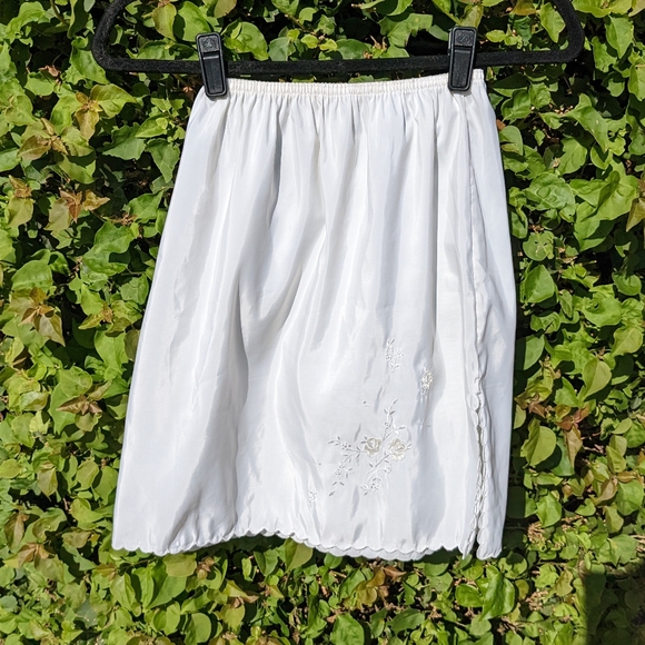 VTG White Embroidered Half Slip - Picture 3 of 6